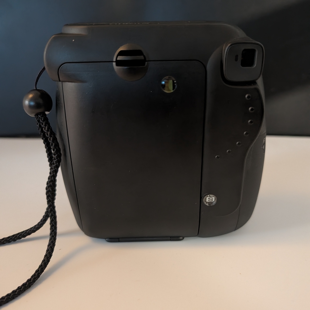 Fujifilm Instax Mini 8 One Black One White With White Case - Picture 4 of 6